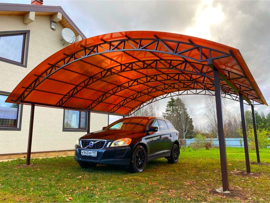 Арочный автонавес из темного поликарбоната (белые столбы)