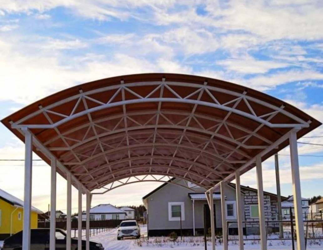 Закрытый автонавес с односкатной крышей из поликарбоната