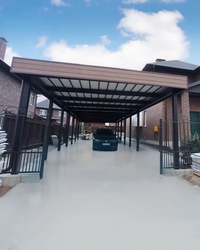 Закрытый автонавес с односкатной крышей из поликарбоната