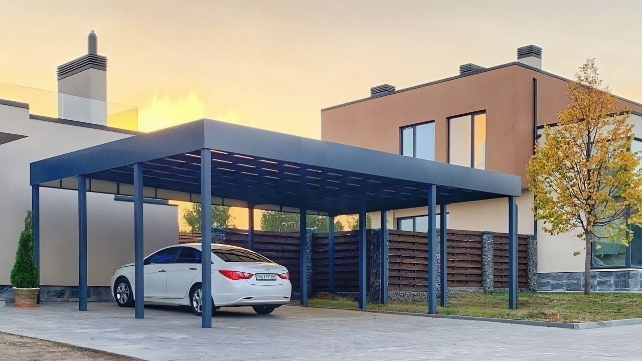 Закрытый автонавес с односкатной крышей из поликарбоната