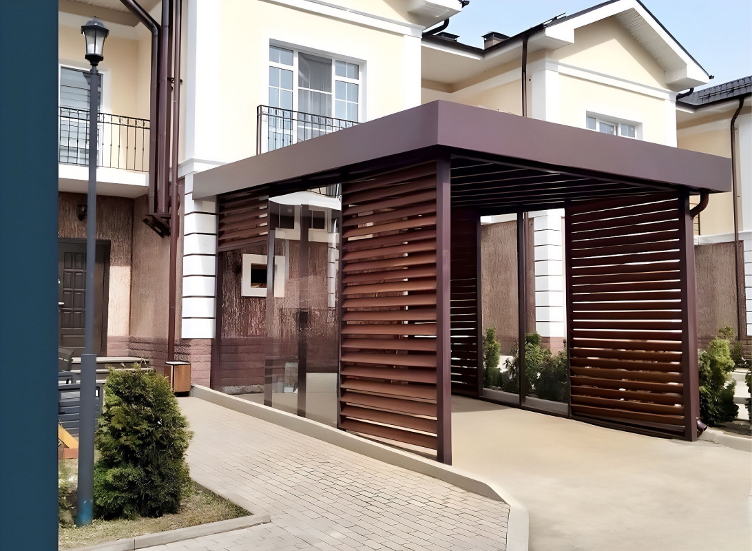 Односкатный автонавес из поликарбоната в стиле хай-тек для автомобиля